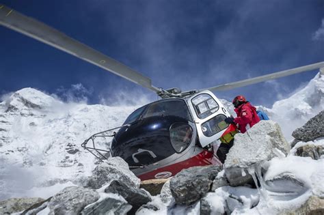 helicopter rescue on everest